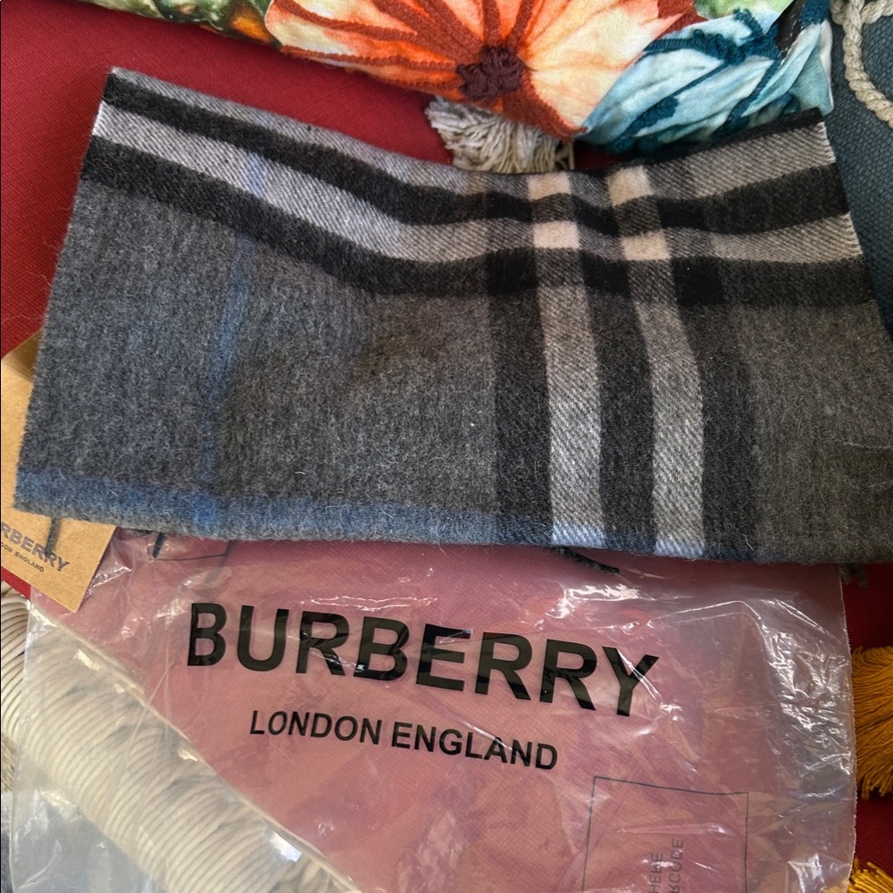 Burberry Cashmere Charcoal Plaid Check Scarf - Picture 5 of 8